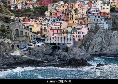 Incantevole borgo costiero di Riomaggiore in Italia. Foto Stock