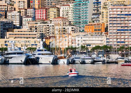 Barche ormeggiate a Port Hercule a Monaco. Foto Stock