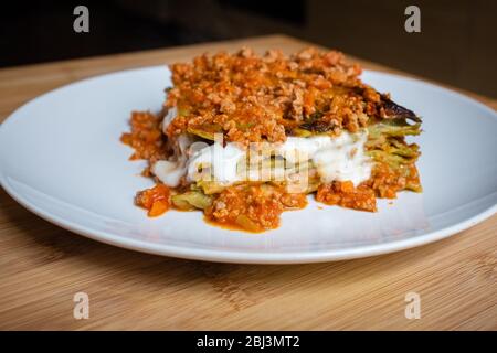 Deliziose lasagne caserecce in stile italiano preparate con salsa di carne e mozzarella Foto Stock