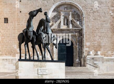 Tres cavalli fuori dalla chiesa di Iglesia del Carmen Mao a Menorca.
