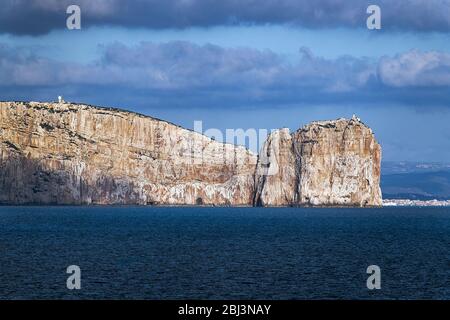 Bianche scogliere di mare a Maristella in Sardegna. Foto Stock