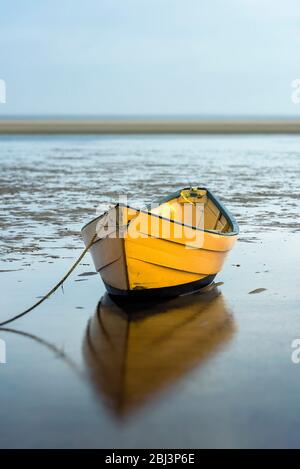 Lone Dory in una mattinata overcast a Brewster a Cape Cod in Massachusetts. Foto Stock