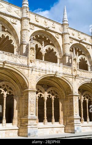 Colonne di pietra e chiostri del famoso Monastero di Jeronimos - Mosteiro dos Jeronimos a Lisbona, Portogallo Foto Stock