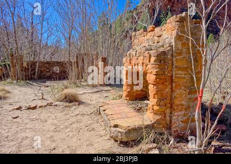 I resti del Mayhew Lodge a Call of the Canyon Recreation Area. Il Lodge fu costruito nel 1902, chiuso nel 1969, e poi bruciato nel 1980. Il Foto Stock