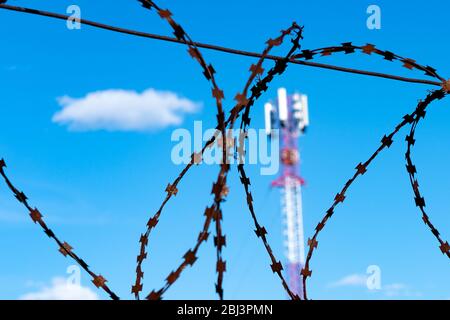 Concetto di divieto delle telecomunicazioni. Le comunicazioni cellulari sono intrecciate con fili spessi Foto Stock