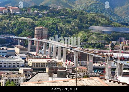 Ultimo lavoro di ricostruzione del nuovo ponte autostradale (ex morandi) che crollò nell'agosto 2018 aprile 26 2020 Genova Italia Foto Stock