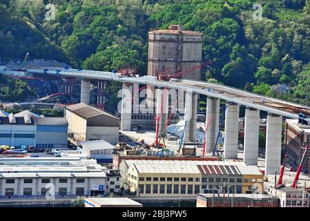 Ultimo lavoro di ricostruzione del nuovo ponte autostradale (ex morandi) che crollò nell'agosto 2018 aprile 26 2020 Genova Italia Foto Stock
