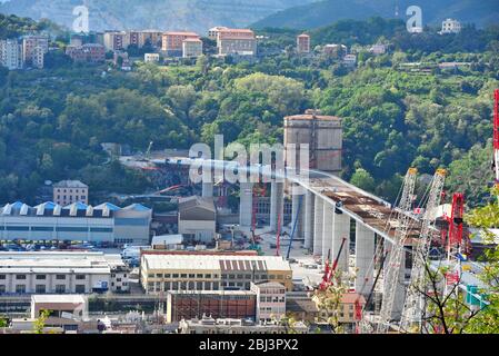 Ultimo lavoro di ricostruzione del nuovo ponte autostradale (ex morandi) che crollò nell'agosto 2018 aprile 26 2020 Genova Italia Foto Stock