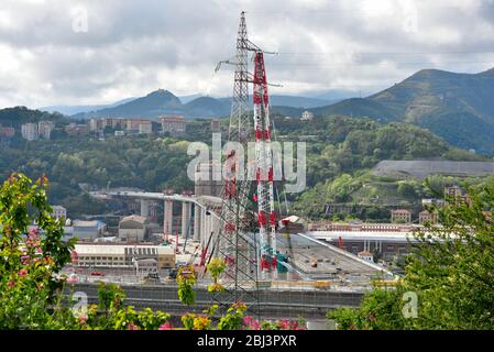Ultimo lavoro di ricostruzione del nuovo ponte autostradale (ex morandi) che crollò nell'agosto 2018 aprile 26 2020 Genova Italia Foto Stock