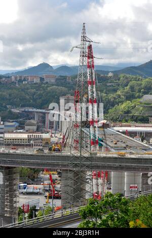 Ultimo lavoro di ricostruzione del nuovo ponte autostradale (ex morandi) che crollò nell'agosto 2018 aprile 26 2020 Genova Italia Foto Stock