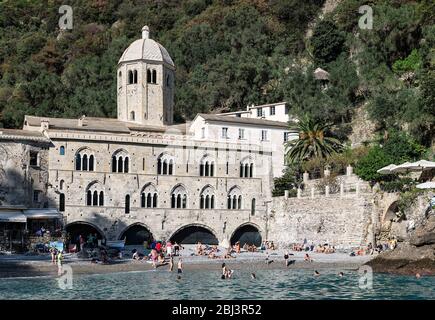 Villaggio costiero e spiaggia di San Fruttuoso in Liguria. Foto Stock