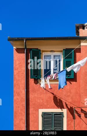 Dettaglio e chiosco colorati a Camogli in Liguria. Foto Stock