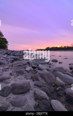 Tramonto sul fiume roccioso Manas situato tra le foreste del Parco Nazionale Manas ad Assam in India Foto Stock