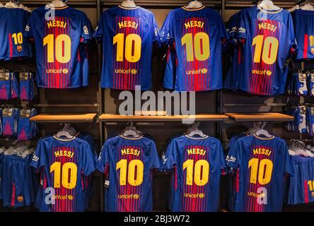 Le famose maglie messi dominano il negozio Camp Nou di Barcellona. Foto Stock