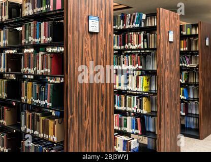 File di biblioteca libri. Foto Stock