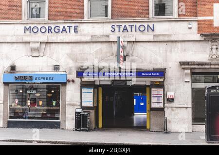 Londra/UK - 22/07/18: Ingresso alla stazione di Moorgate in Moorgate Street. Moorgate è un capolinea ferroviario centrale di Londra e ha collegato Londra Undergro Foto Stock