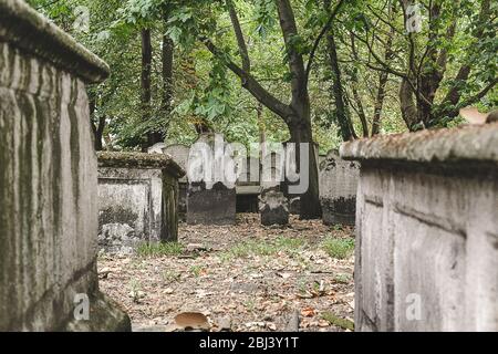 Pietre di testa a Bunhill Fields, un ex luogo di sepoltura nel centro di Londra. Un headstone, tombstone, o lapideo è una stele o un marcatore, solitamente s Foto Stock