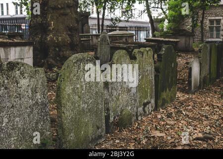 Pietre di testa a Bunhill Fields, un ex luogo di sepoltura nel centro di Londra. Un headstone, tombstone, o lapideo è una stele o un marcatore, solitamente s Foto Stock