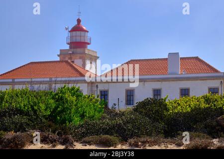 Faro Farol Cabo Sardão. Trekking con Backpacker solo sulla Rota Vicentina e il sentiero dei pescatori ad Alentejo, Portogallo. Camminando tra scogliera, oceano Foto Stock