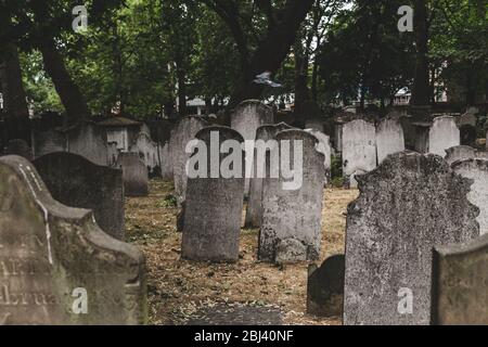 Pietre di testa a Bunhill Fields, un ex luogo di sepoltura nel centro di Londra. Un headstone, tombstone, o lapideo è una stele o un marcatore, solitamente s Foto Stock