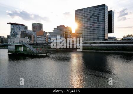 L'Hyatt Regency nel Düsseldorf Media Harbour sta attualmente salutando i cittadini di Düsseldorf con un cuore enorme sulla sua facciata di vetro. Foto Stock