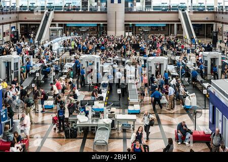 Controllo di sicurezza TSA all'aeroporto di Denver in Colorado. Foto Stock