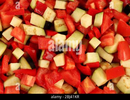 Ratouille, piatto di verdure stufate con pomodori, zucchine, melanzane prima della cottura, vista macro Foto Stock