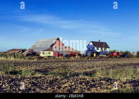 Fienile colorato con trattori e fattoria in Vermont. Foto Stock