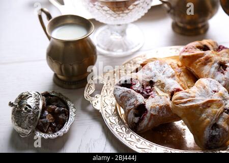 Set da tè antico con delizia turca e cottura a tavola da primo piano Foto Stock