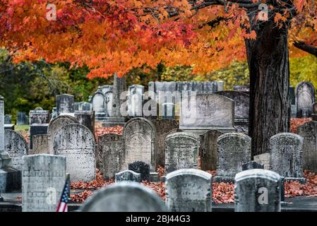 Cimitero d'autunno nel Maine. Foto Stock