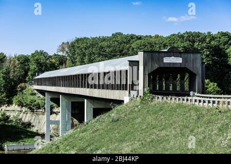 Ponte coperto del Golfo di Smolen nella contea di Astabula. Foto Stock