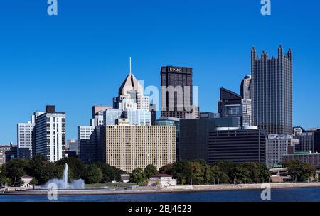 Skyline della città all'incrocio dei tre fiumi a Pittsburgh. Foto Stock