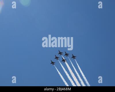 US Navy Blue Angels e US Air Force Thunderbirds Over Newark, New Jersey USA il 28 aprile 2020 in un tributo ai primi soccorritori e lavoratori essenziali che sono stati in prima linea della pandemia Covid-19. Sotto un cielo blu cristallino gli aerei sono visti sopra Newark, la Cattedrale del Sacro cuore del New Jersey, mentre si dirigono a nord. Dodici aerei in totale passarono secondi a parte sulla città. Credito foto: Tom Cassidy/Alamy Foto Stock