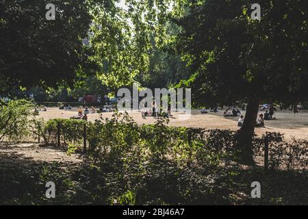 Londra/UK-24/07/18: Persone che riposano sull'erba dei campi Inn di Lincoln, la piazza pubblica più grande di Londra. L'area erbata nel centro di Th Foto Stock
