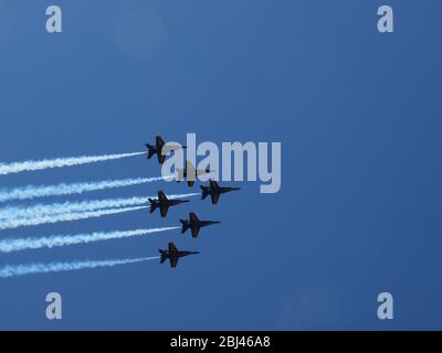 US Navy Blue Angels e US Air Force Thunderbirds Over Newark, New Jersey USA il 28 aprile 2020 in un tributo ai primi soccorritori e lavoratori essenziali che sono stati in prima linea della pandemia Covid-19. Sotto un cielo blu cristallino gli aerei sono visti sopra Newark, la Cattedrale del Sacro cuore del New Jersey, mentre si dirigono a nord. Dodici aerei in totale passarono secondi a parte sulla città. Credito foto: Tom Cassidy/Alamy Foto Stock