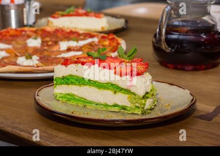 Merenga al pistacchio con frutti di bosco Foto Stock