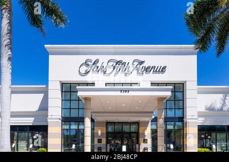 L'esterno del negozio Saks Fifth Avenue presso i Waterside Shops di Napoli in Florida. Foto Stock