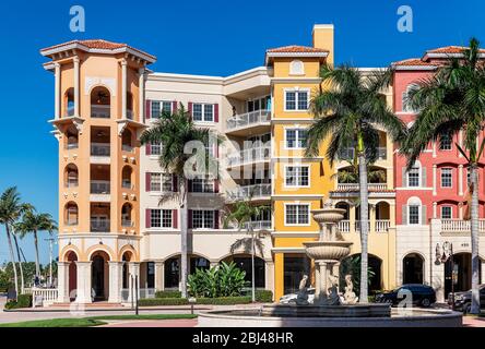 Negozi e condomini sul lungomare di Napoli in Florida. Foto Stock