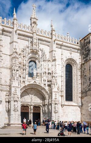 I turisti si accollano alla Chiesa di Santa Maria, Monastero di Jeronimos - Mosteiro dos Jeronimos a Lisbona, Portogallo Foto Stock