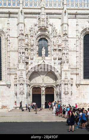 I turisti si accollano alla Chiesa di Santa Maria, Monastero di Jeronimos - Mosteiro dos Jeronimos a Lisbona, Portogallo Foto Stock