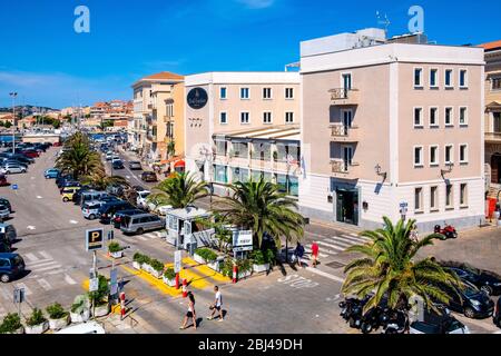 La Maddalena, Sardegna / Italia - 2019/07/17: Vista panoramica del quartiere portuale la Maddalena - Porto di Cala Gavetta - in via Amendola Foto Stock