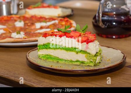 Merenga al pistacchio con frutti di bosco Foto Stock