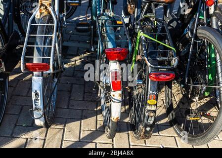 Amsterdam, Paesi Bassi - 7 settembre 2018: Vecchie biciclette d'epoca parcheggiate in una strada ad Amsterdam, Paesi Bassi Foto Stock