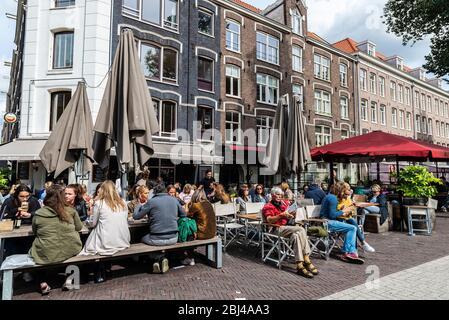 Amsterdam, Paesi Bassi - 8 settembre 2018: Terrazza di un bar e ristorante con persone che bevono in una giornata di sole a Gerard Douple in strada nel vecchio Foto Stock