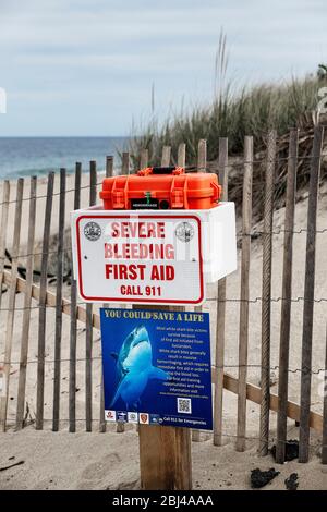 Kit di emergenza per lo squalo situato presso le spiagge dell'area di Cape Cod a Truro a Cape Cod. Foto Stock
