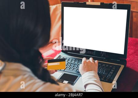 Donna shopping online con carta di credito Foto Stock