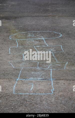 Gioco di hopscotch con gesso sul marciapiede Foto Stock