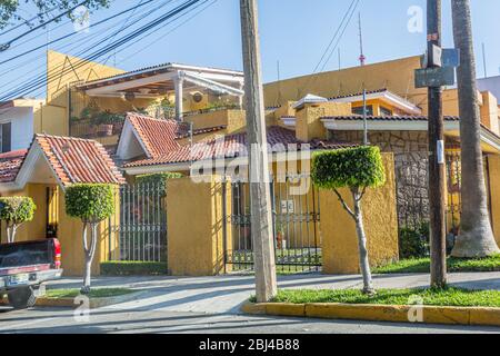 Guadalajara, Jalisco / Messico. 12 gennaio. 2020. Facciata di una casa residenziale con alte pareti, protezioni in ferro, cablaggio elettrico sulle recinzioni Foto Stock