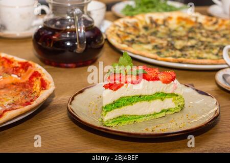 Merenga al pistacchio con frutti di bosco Foto Stock