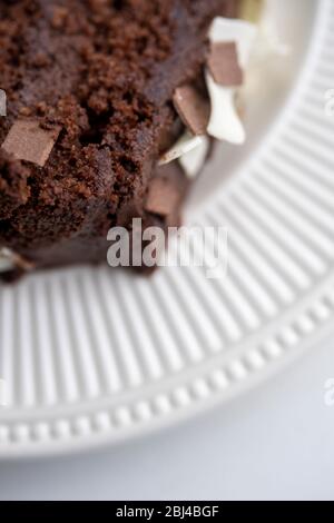 Fetta di torta al cioccolato su una piastra Foto Stock